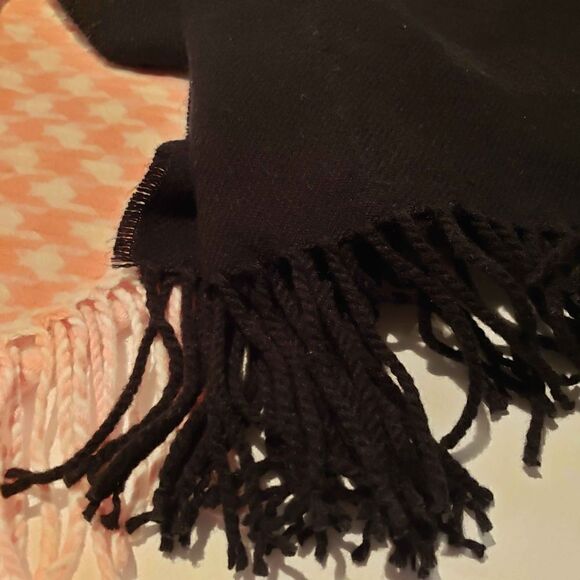 2 Women's Winter Scarfs - Picture 5 of 5